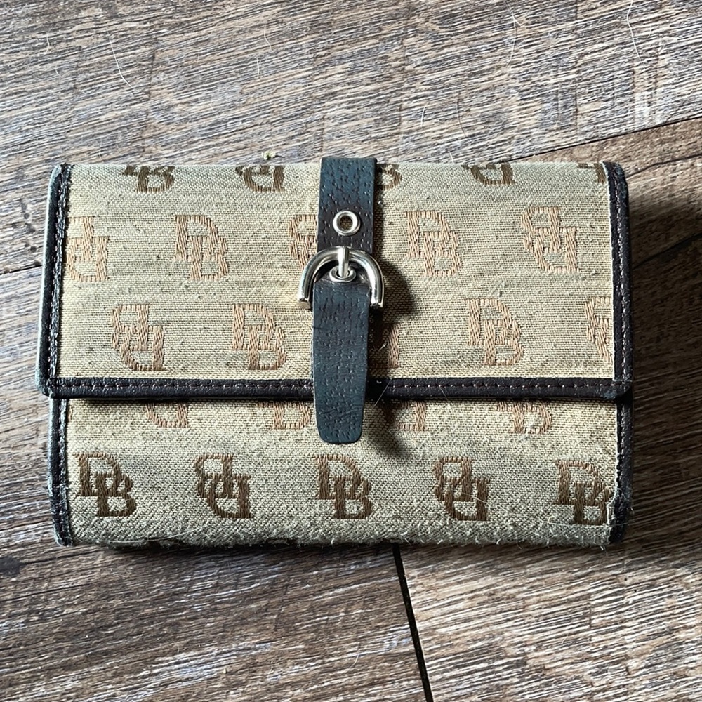 Dooney & bourke wallet